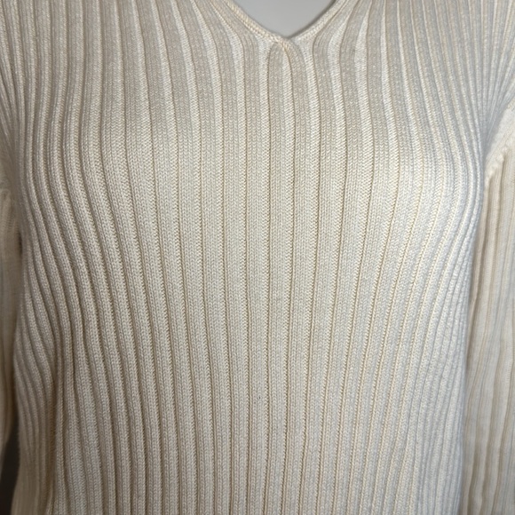 ๐ 2/$25 Liz Claiborne Cream Ribbed Collared Sweater - Picture 2 of 4